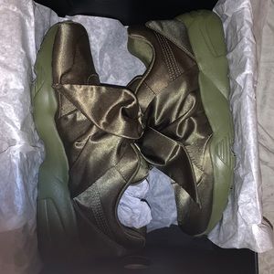 PUMA BOW RIHANNA FENTY GREEN SIZE 8.5 WOMENS